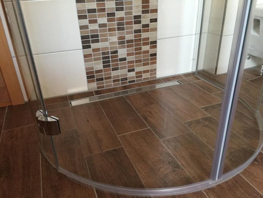 Halbkreis-Duschkabine bodeneben befliest