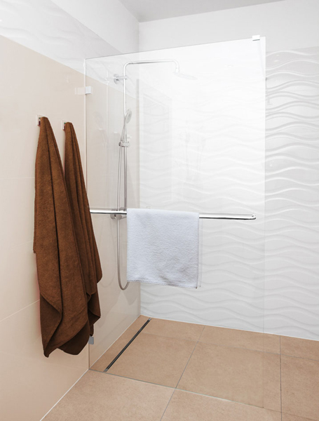 Paroi de douche isolée en verre dans une combinaison moderne de carreaux Paroi de douche isolée en verre dans une combinaison moderne de carreaux