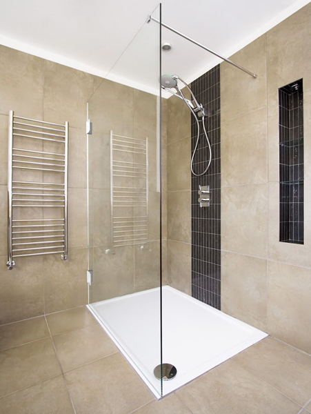 Paroi de douche indépendante en verre avec support chromé Paroi de douche indépendante en verre avec support chromé