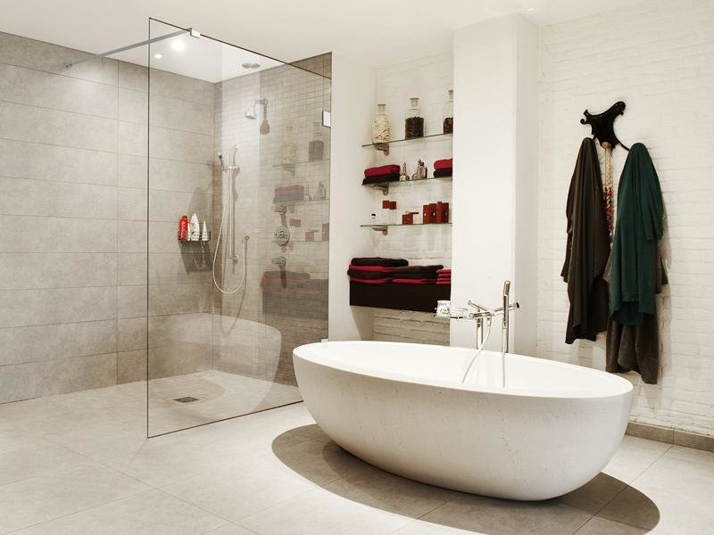 Bad mit begehbarer Dusche und freistehender Wanne Bad mit begehbarer Dusche und freistehender Wanne