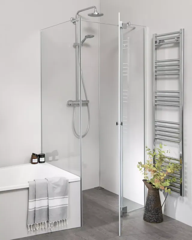 Teilgerahmte Eck-Duschkabine neben der Badewanne mit Festwand verkürzt - PG2K