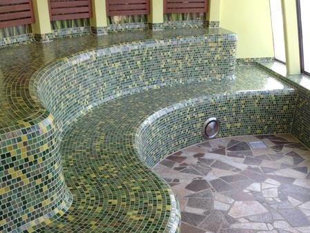 Beflieste Saunabank in einer Wellnesslandschaft