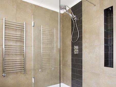 Alleinstehende Duschwand aus Glas mit Chromhalterung