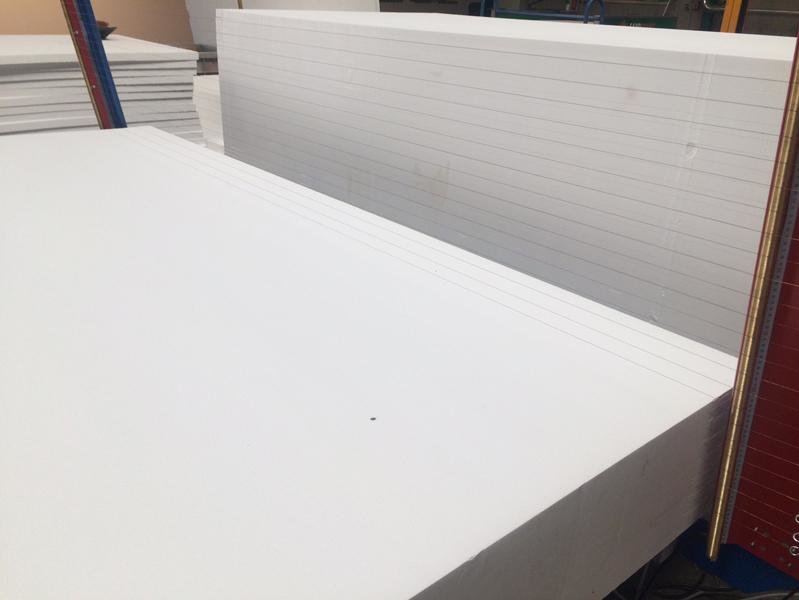 Schneiden mit der Multi-Heißdrahtmaschine Schneiden mit der Multi-Heißdrahtmaschine