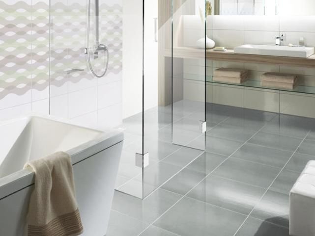 Badewanne mit separater freistehender Dusche Badewanne mit separater freistehender Dusche