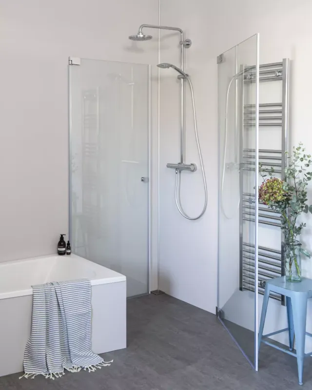 Eck-Duschkabine mit zwei Pendeltüren neben der Badewanne - GIW
