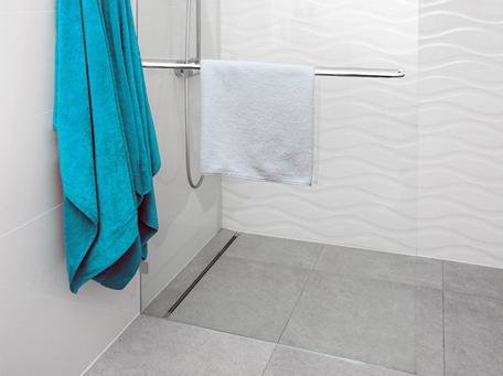 Glasswand mit Handtuchhalter Glasswand mit Handtuchhalter