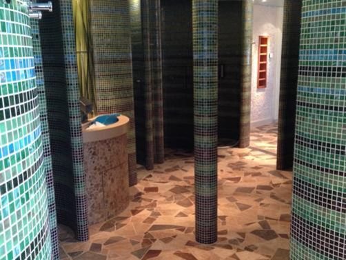 Exemple d'utilisation d'un miroir à carreler créatif sur les douches complètes Saxoboard