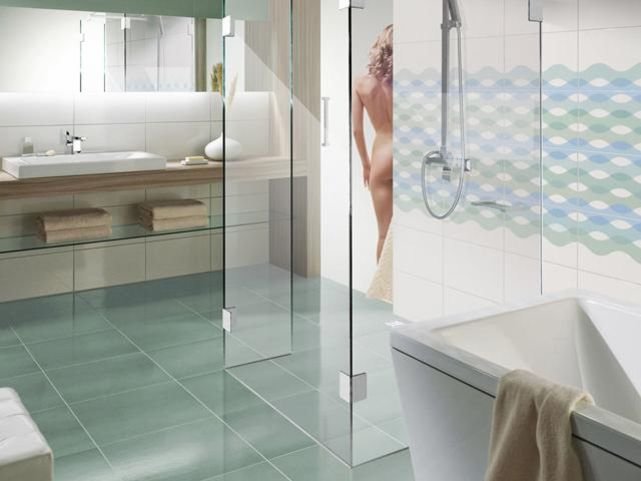 Duschtrennwand aus Glas mit Öffnung der linken Seite