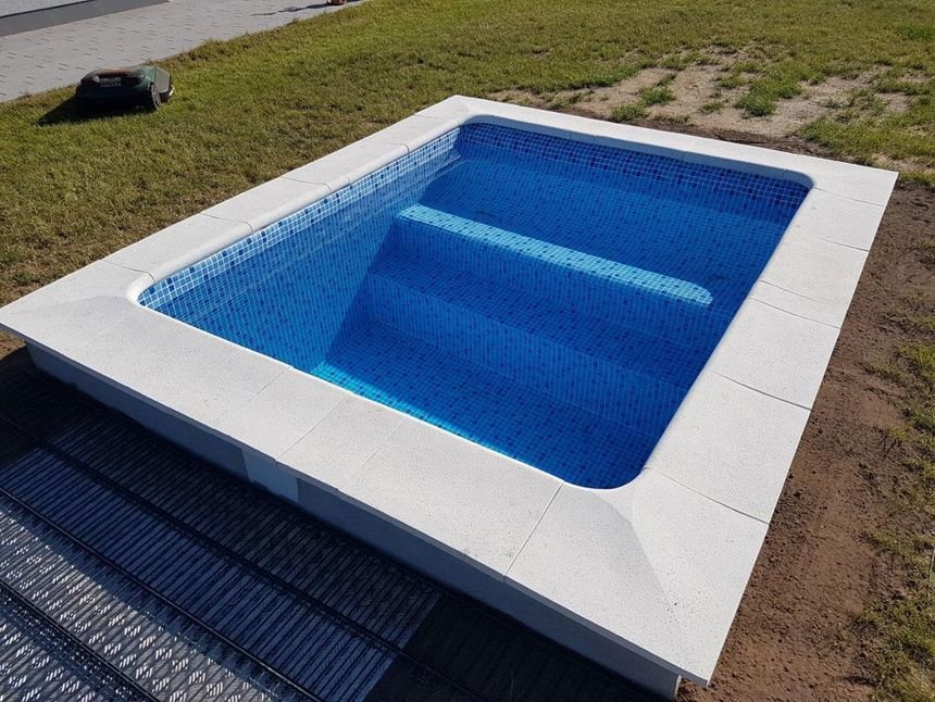 Im Swimmingpool integrierte Bank und Liege Im Swimmingpool integrierte Bank und Liege