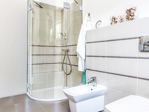 Flache Duschwanne mit Glasrunddusche zum Einbau in der Ecke Flache Duschwanne mit Glasrunddusche zum Einbau in der Ecke