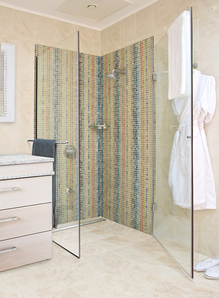 Duschkabine mit Glastür zum Einbau in der Ecke Duschkabine mit Glastür zum Einbau in der Ecke