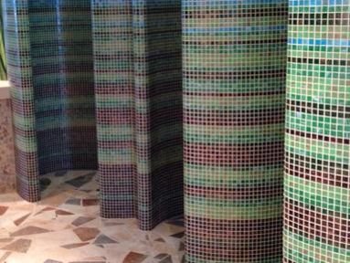 Komplettduschen im Saunabereich mit dechenhohem Fliesenspiegel