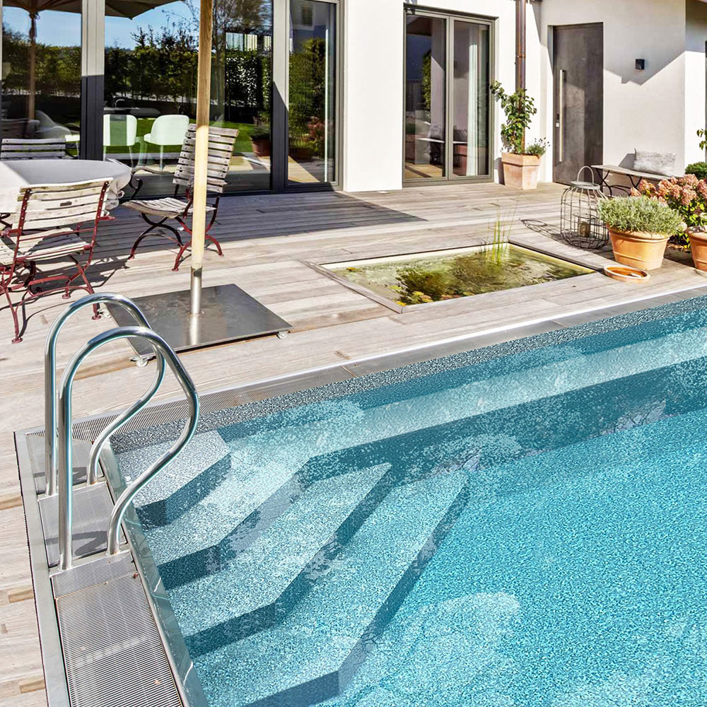 Escalier de piscine accès d'angle en forme de trapèze avec banquette Escalier de piscine accès d'angle en forme de trapèze avec banquette