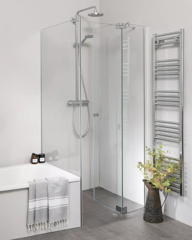 Teilgerahmte Eck-Duschkabine neben der Badewanne mit Festwand verkürzt - PG2K