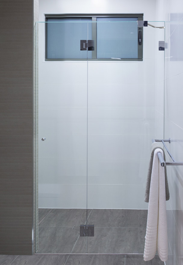 Cabine de douche à porte en niche - BY2N Cabine de douche à porte en niche - BY2N