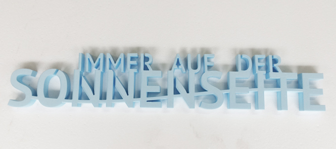 Abbildungen: Der Zuschnitt von Hartschaum bietet individuelle Möglichkeiten auch für Werbeschilder und Schriftzüge Abbildungen: Der Zuschnitt von Hartschaum bietet individuelle Möglichkeiten auch für Werbeschilder und Schriftzüge