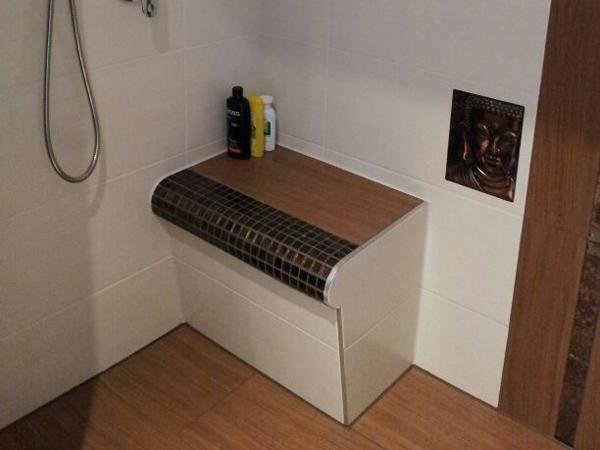 Dusche mit gefliester Duschbank Dusche mit gefliester Duschbank