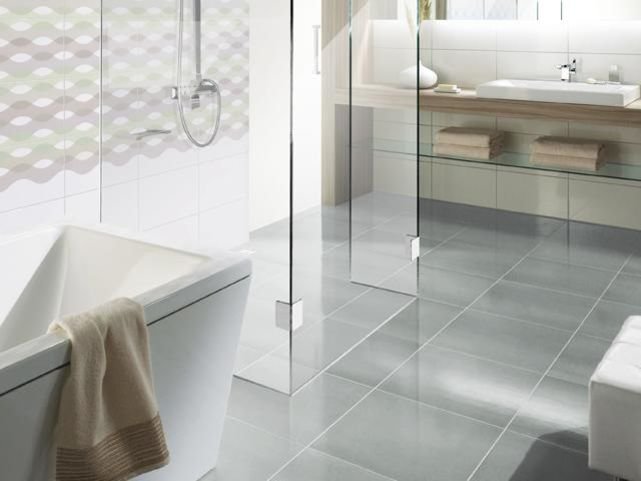 Badewanne mit separater freistehender Dusche