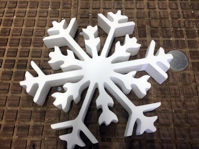 Schneeflocke aus Hartschaum mit unseren Fertigungsmaschinen erstellt Schneeflocke aus Hartschaum mit unseren Fertigungsmaschinen erstellt