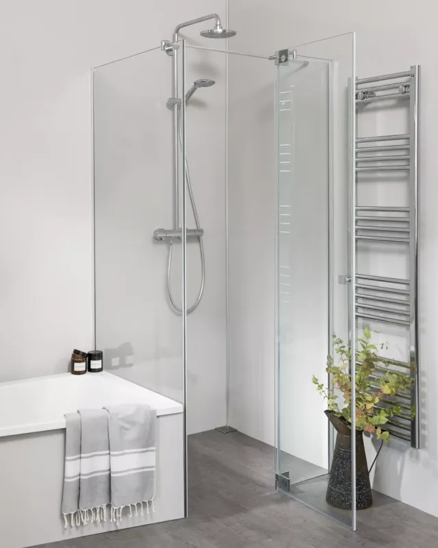 Teilgerahmte Eck-Duschkabine neben der Badewanne mit Festwand verkürzt - PG2K