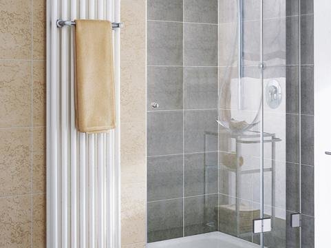 Duschkabinentür aus Glas in einer Nische eingebaut