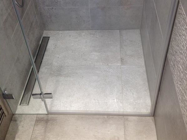 Dusche in einer Nische bodeneben eingebaut Dusche in einer Nische bodeneben eingebaut