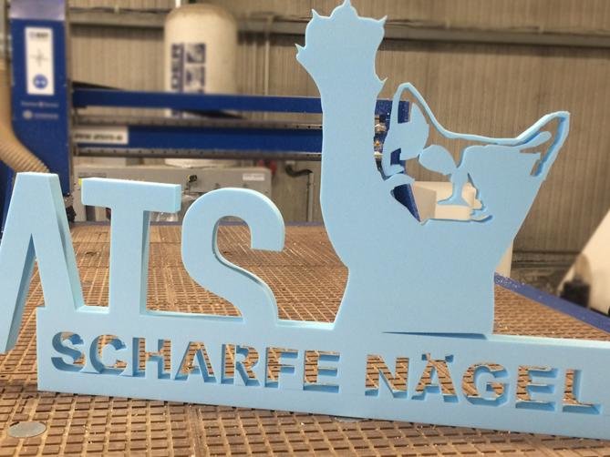 Katzenfigur aus Hartschaum geschnitten