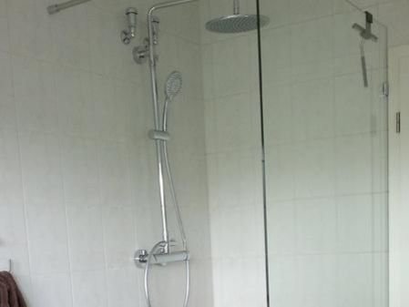 Dusche an Badewanne mit Saxoboard Duschelement und Mosaikfliese
