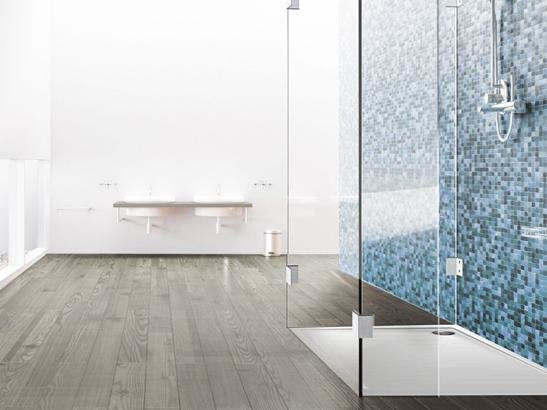 Duschtrennwand aus Glas in drei Teilen vor blauen Mosaikfliesen