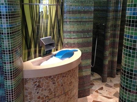 Ein Saunabereich mit mehreren befliesten Komplettduschen Ein Saunabereich mit mehreren befliesten Komplettduschen