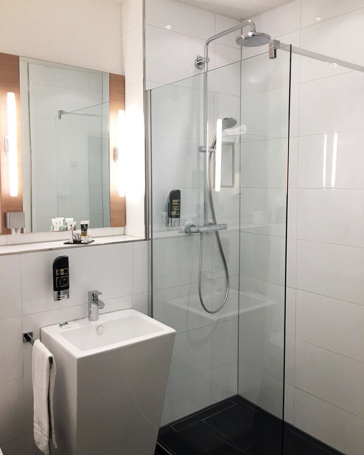 Kundenfoto einer Saxoboard Dusche mit Rinnenablauf Kundenfoto einer Saxoboard Dusche mit Rinnenablauf