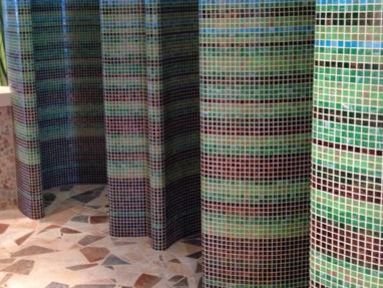 Douche complète dans l'espace sauna avec carrelage jusqu'au plafond