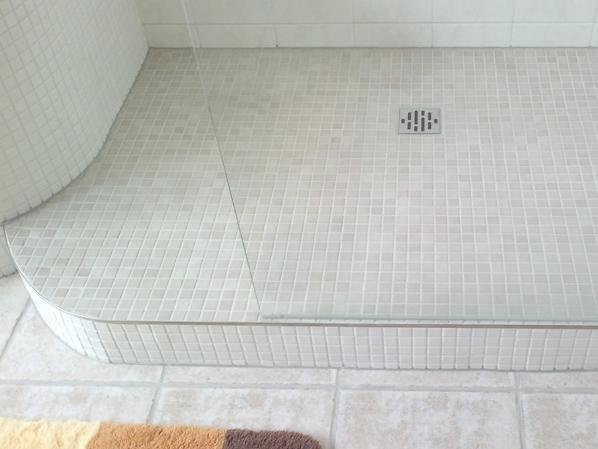 Dusche an Badewanne mit Saxoboard Duschelement und Mosaikfliese Dusche an Badewanne mit Saxoboard Duschelement und Mosaikfliese