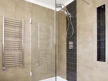 Alleinstehende Duschwand aus Glas mit Chromhalterung Alleinstehende Duschwand aus Glas mit Chromhalterung