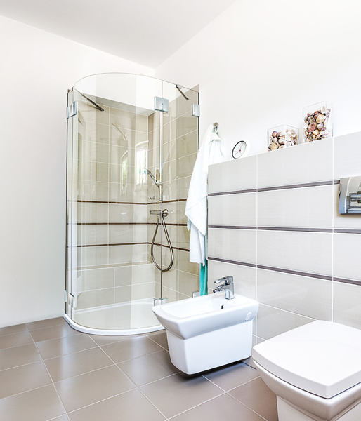 Receveur de douche partiellement encastré avec douche circulaire en verre Receveur de douche partiellement encastré avec douche circulaire en verre