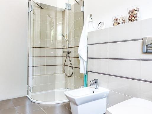 Flache Duschwanne mit Glasrunddusche zum Einbau in der Ecke Flache Duschwanne mit Glasrunddusche zum Einbau in der Ecke