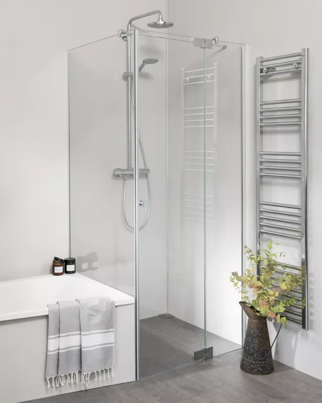 Teilgerahmte Eck-Duschkabine neben der Badewanne mit Festwand verkürzt - PG2K