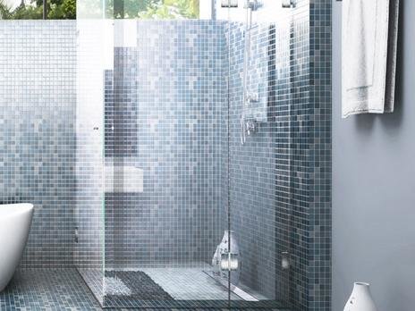 Duschkabine in der Ecke mit Glastür und Mosaikfliesen Duschkabine in der Ecke mit Glastür und Mosaikfliesen