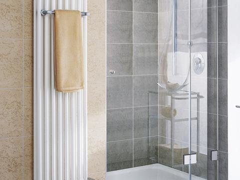 Duschkabinentür aus Glas in einer Nische eingebaut