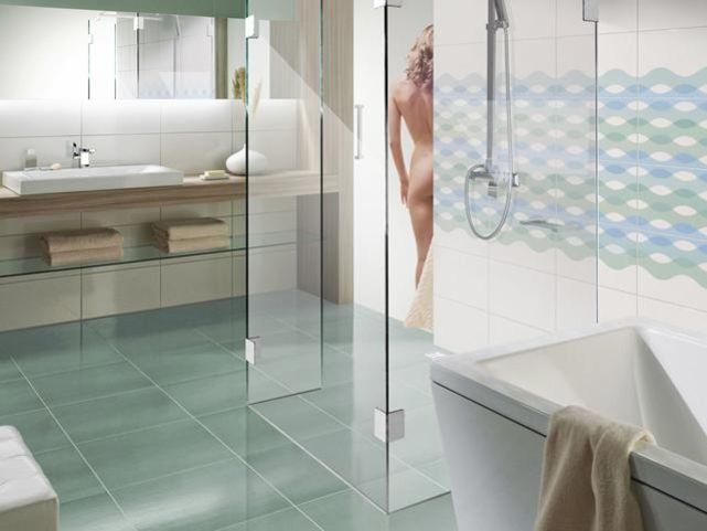 Duschtrennwand aus Glas mit Öffnung auf der linken Seite Duschtrennwand aus Glas mit Öffnung auf der linken Seite