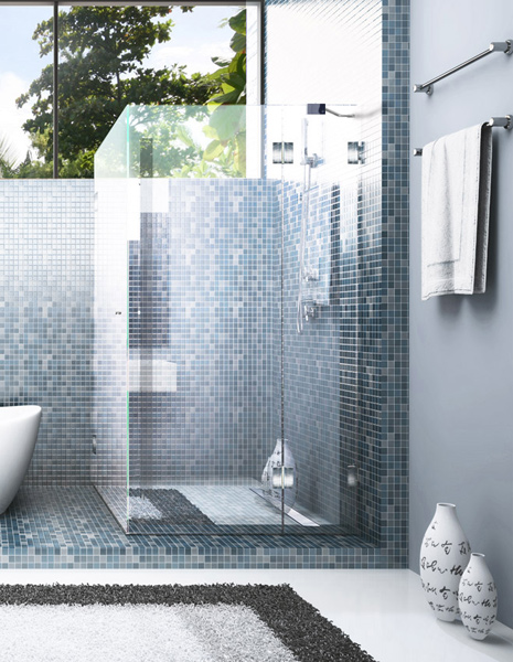 Cabine de douche dans le coin avec porte en verre et carreaux de mosaïque Cabine de douche dans le coin avec porte en verre et carreaux de mosaïque