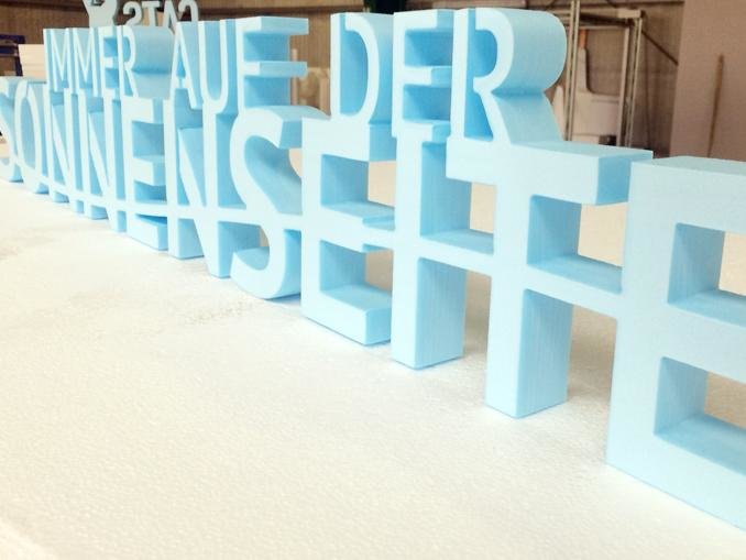 Werbeschrift aus XPS Hartschaumplatten geschnitten
