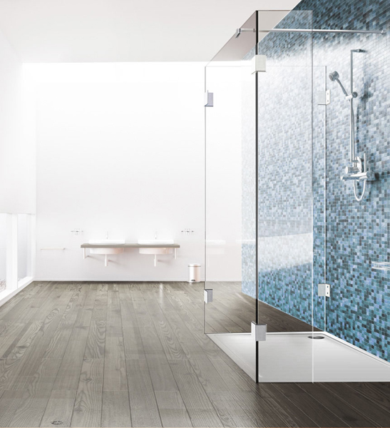 Paroi de douche en verre en trois parties devant des carreaux de mosaïque bleus Paroi de douche en verre en trois parties devant des carreaux de mosaïque bleus