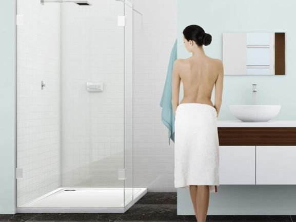 Duschwand aus Glas auf einer bodenebenen Duschwannd