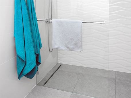 Glasduschwand mit Handtuchhalter