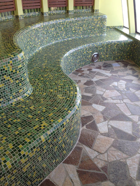 Banquette de sauna carrelée dans un espace bien-être Banquette de sauna carrelée dans un espace bien-être