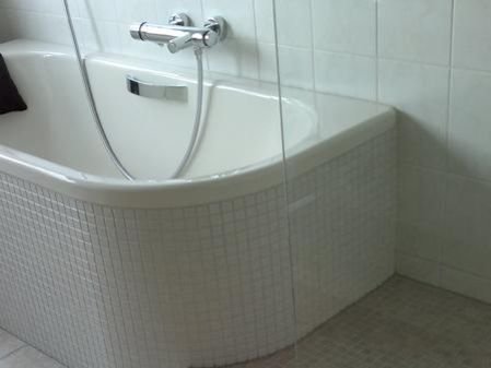 Dusche an Badewanne mit Saxoboard Duschelement und Mosaikfliese