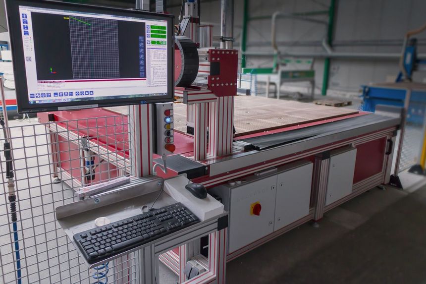 Moderne Fertigungsmaschine im Duschenbau Moderne Fertigungsmaschine im Duschenbau