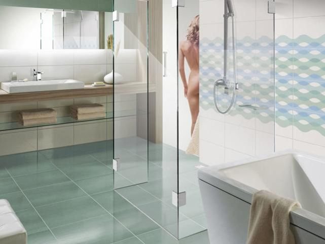 Duschtrennwand aus Glas mit Öffnung auf der linken Seite Duschtrennwand aus Glas mit Öffnung auf der linken Seite